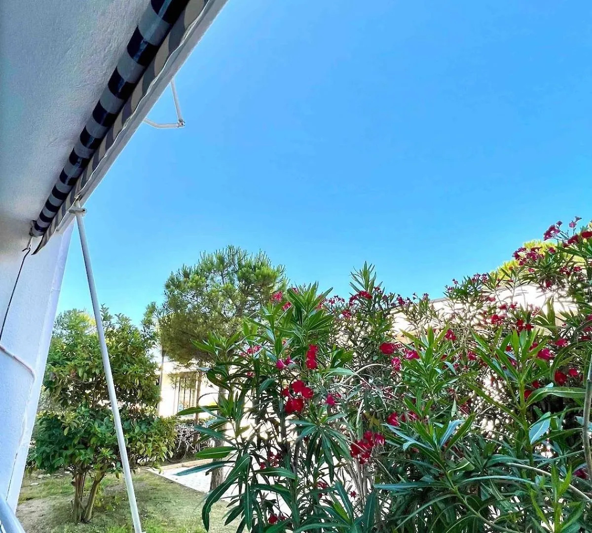 Wake Up By The Sea-Beachfront Apartment In Qerret, Albania Golem